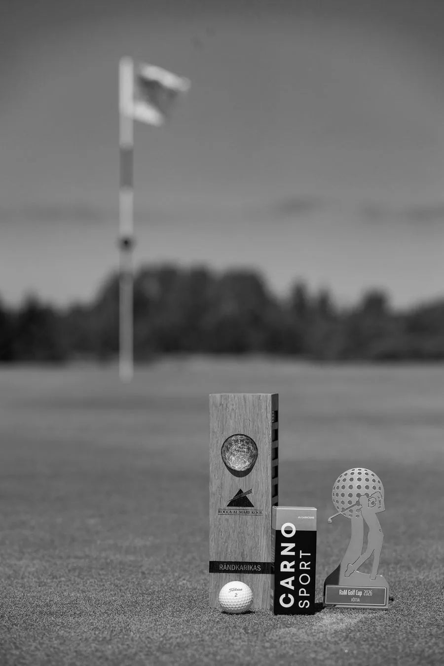 Carnosport box beside the RaM Golf Cup 2026 trophy